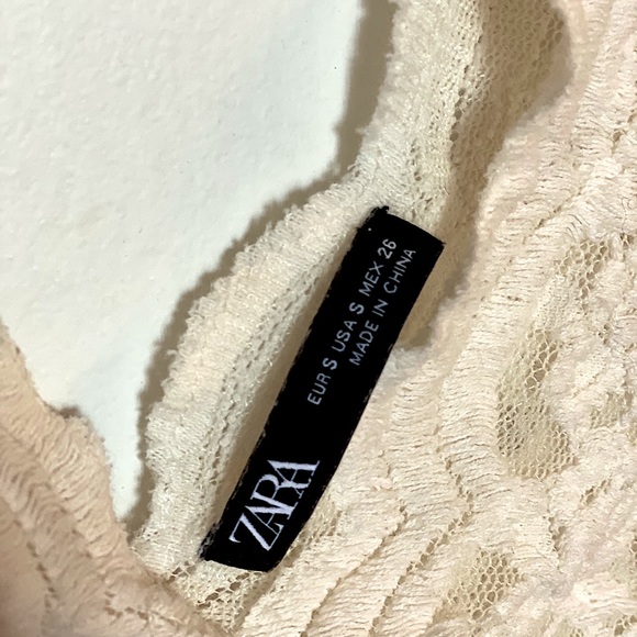 Chic Lace Crop - Picture 2 of 3